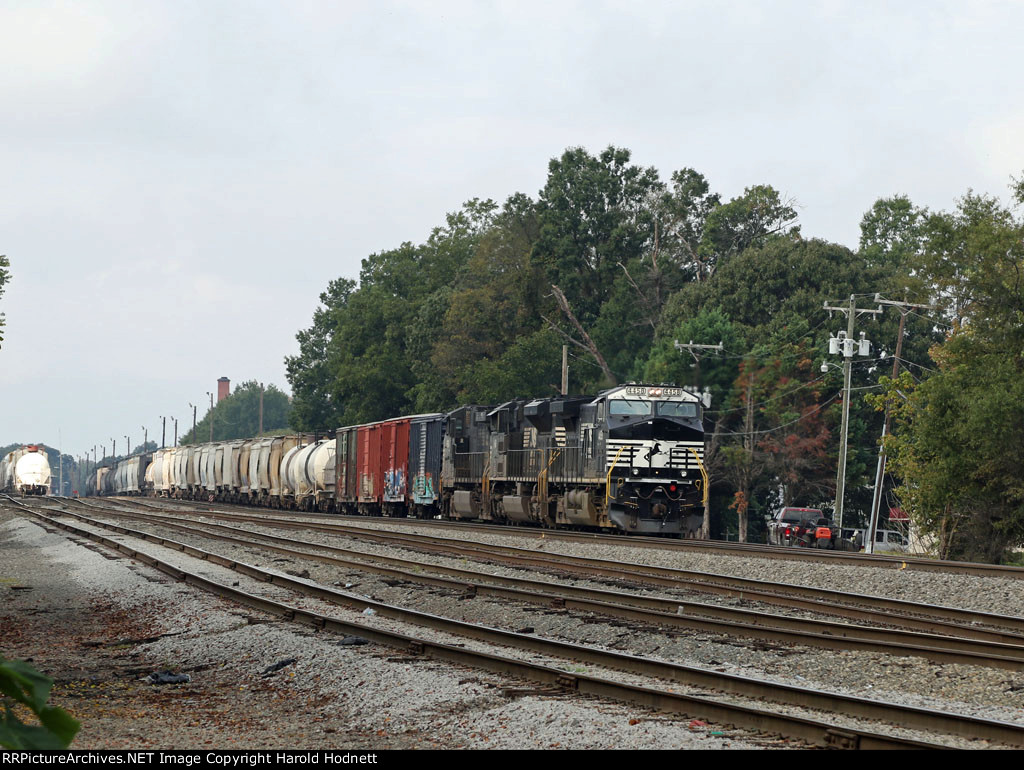 NS 4458 leads train 154 northbound